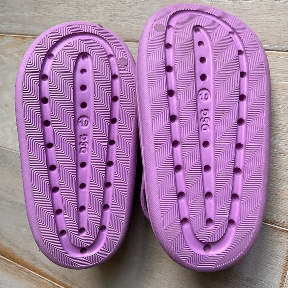 Bright, durable sandals with Velcro closure - Picture 2 of 3